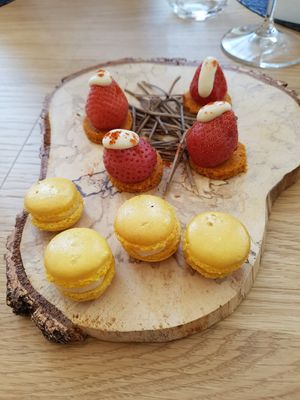 Macarons and smoked strawberries at ONA in Ares