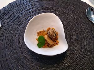 Amuse buche rhubarbe crumble faux gras lierre terrestre at ONA in Ares