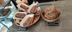 Brownies and cookies at SAMAM - Cantine végétale in Paris