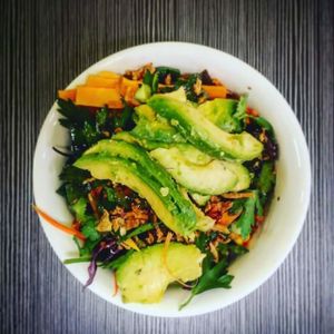 Salad composed with extra avocado at SAMAM - Cantine végétale in Paris