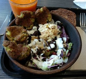 Salade "originale" avec 4 falafels, un gâteau banane chocolat et un jus pomme - orange. at SAMAM - Cantine végétale in Paris