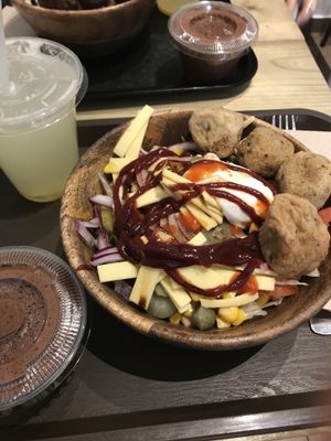 Delicious farmer salad with lentil quinoa ball, lemonade and the most delicious mousse au chocolat at SAMAM - Cantine végétale in Paris