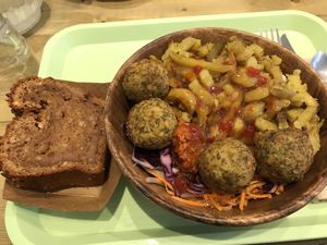 Complete menu salad with dessert at SAMAM - Cantine végétale in Paris