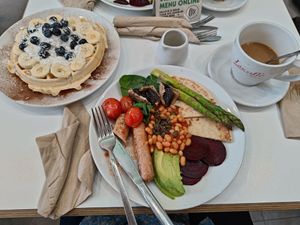 Full breakfast and delicious waffles at Picnic in Glasgow