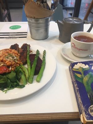 Full breakfast and Irish tea with oat milk at Picnic in Glasgow