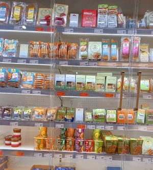 veganes kühlregal mit seitan, tofu, etc. at Basic in Mannheim