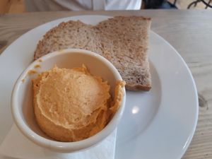 Menu of the day / Starter / hummus with piquillo peppers at Le Pain Quotidien - Velazquez in Madrid