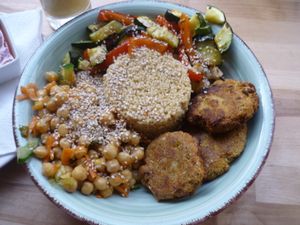 Orient bowl with arugula/aioli pesto, very good ! at Vegan&Raw in Hannover