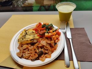 Small menu (9 euros) and fresh juice at Veg Eat in Bergamo