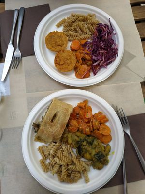 Platos combinados con pastel de verduras, zanahoria, patatas con curry, pasta (riquísima), remolacha y hamburguesas de lentejas at Veg Eat in Bergamo