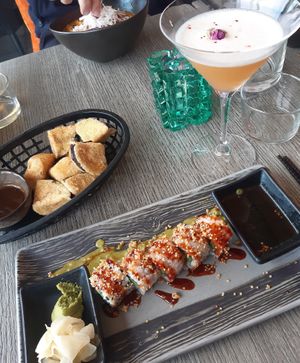 Sushi, aubergine fries and apricot cocktail at Asia in Oslo