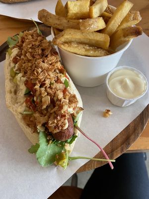 Donderse dogma, friet en vegan mayo at Dogma in Utrecht