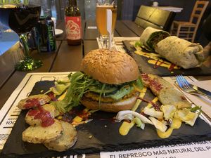 Hamburguesa Quechua y wrap optimista at Sanissimo - Principe Pio in Madrid