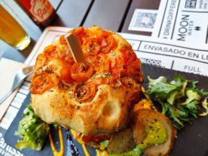 Focaccia bread of the Hipster hamburger at Sanissimo - Principe Pio in Madrid