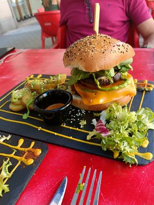 Hamburguesa casera de remolacha con berenjena at Sanissimo - Principe Pio in Madrid