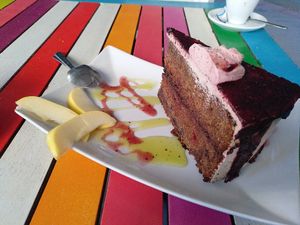 A big portion of a delicious vegan GF strawberry choloate cake at Sanissimo - Principe Pio in Madrid