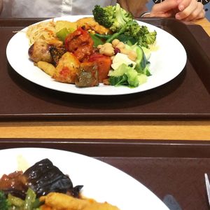 Selbstbedienung am Buffet at Veganio in Prague