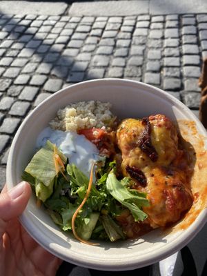 Lasagne mit Couscous und frischem Salat  at Nordvegan in Oslo