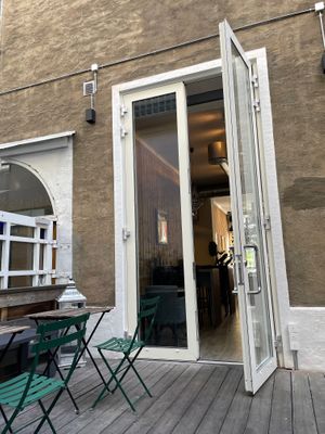 Has backyard seating at Nordvegan in Oslo