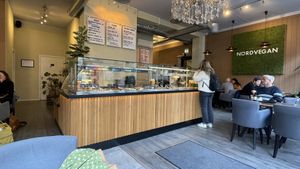 Genug Sitzmöglichkeit  at Nordvegan in Oslo