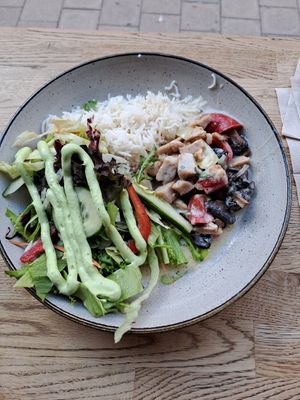 Chicken & Mushroom curry with rice and salat at Nordvegan in Oslo