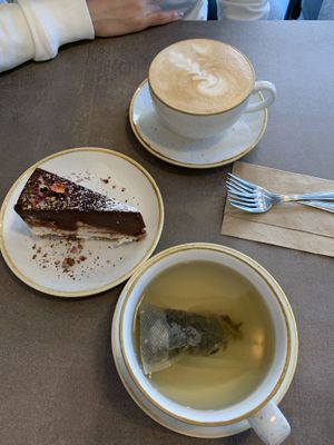 cake and drinks at Nordvegan in Oslo