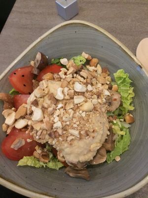 Salad with tomatoes, hummus, tomatoes and mushrooms at Nordvegan in Oslo