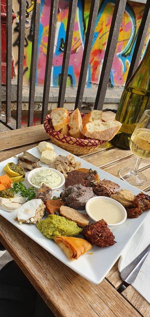 Assiette de dégustation at Le Faitout Vegan in Paris