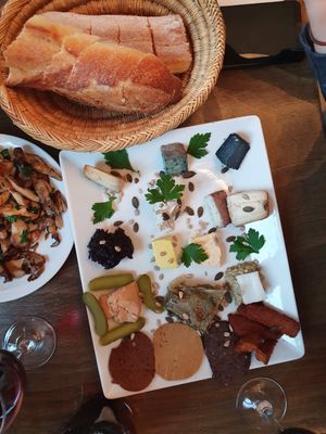 Cheese, bread and mushrooms. Life is good! at Le Faitout Vegan in Paris