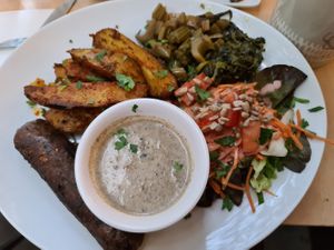 Vegan sausage + potatoes and salad at Le Faitout Vegan in Paris
