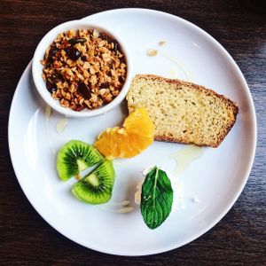 dessert with cake, granola and fruits at Le Faitout Vegan in Paris