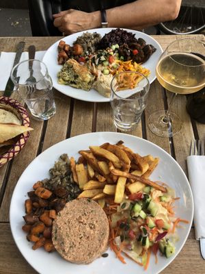 Tartare et assiette  at Le Faitout Vegan in Paris