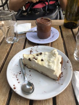 Cheesecake chocolat blanc / chocolate mouss at Le Faitout Vegan in Paris