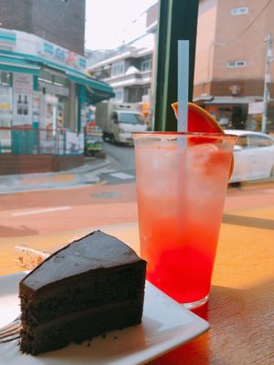 Vegan chocolate cake & Grapefruit ade, 비건 쵸콜렛 케잌과 자몽에이드에요.  at Fat Cat Neighborhood Bistro - 팻캣 in Seoul