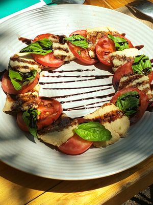 Caprese ensalada at Aura Vegana in Mexico City