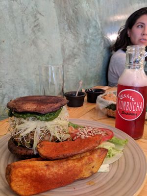 Hamburguesa Aura at Aura Vegana in Mexico City