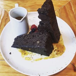 Brownie con jarabe de maracuyá at Aura Vegana in Mexico City