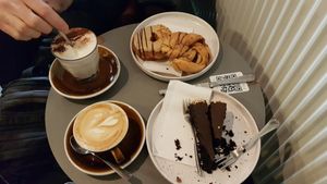 Chocolate cake, pralin donut and cinnamon rolls + cappuccino and hot chocolate at Full Circle - Zuid in Ghent
