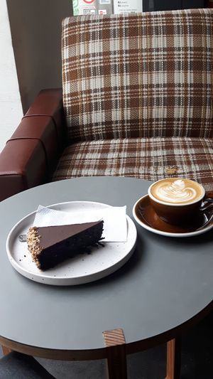 Chocolate cake + Cappuccino at Full Circle - Zuid in Ghent