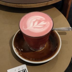 Pink latte - melk met poeder van rode biet, ideaal als je geen koffie verdraagt en graag gestoomde melk lust at Full Circle - Zuid in Ghent