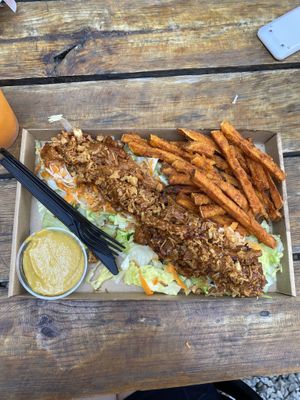 Pulled strips with sweet potato fries at Las Vegan's - Kazinczy Trailer in Budapest