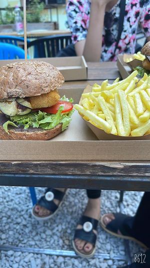 The Sweet Dreams burger and French Fries  at Las Vegan's - Kazinczy Trailer in Budapest