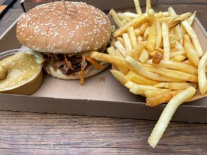 „Pulled Pork“ mit Pommes und Extra „Honig“-Senf Sauce  at Las Vegan's - Kazinczy Trailer in Budapest