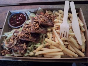 Hamburguesa BBQ a base de guisante at Las Vegan's - Kazinczy Trailer in Budapest