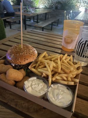 Magic mushroom burger, nuggets and vegenaise   at Las Vegan's - Kazinczy Trailer in Budapest
