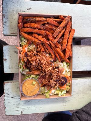 Buenísimo plato de soja texturizada, boniato, ensalada y salsa. Muy sabroso y buena cantidad. Personal amable.   at Las Vegan's - Kazinczy Trailer in Budapest