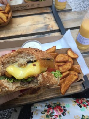 Vegan cheese burger  at Las Vegan's - Kazinczy Trailer in Budapest