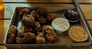 Vegan Nuggets with garlic mayonnaise, burger sauce and onion jam! at Las Vegan's - Kazinczy Trailer in Budapest