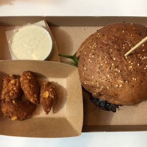 Magic Mushroom burger with nuggets at Las Vegan's - Kazinczy Trailer in Budapest