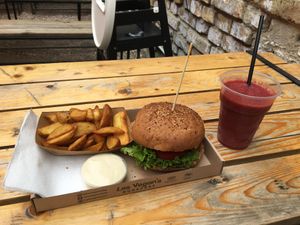 “Cheeseburger” at Las Vegan's - Kazinczy Trailer in Budapest